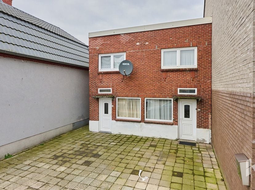 Te renoveren, halfopen woning (64m²) met 2 slaapkamers en een terras op een perceel van 185m² nabij het centrum van Lommel.&lt;br /&gt;
INDELING&lt;br /&gt;
Gelij
