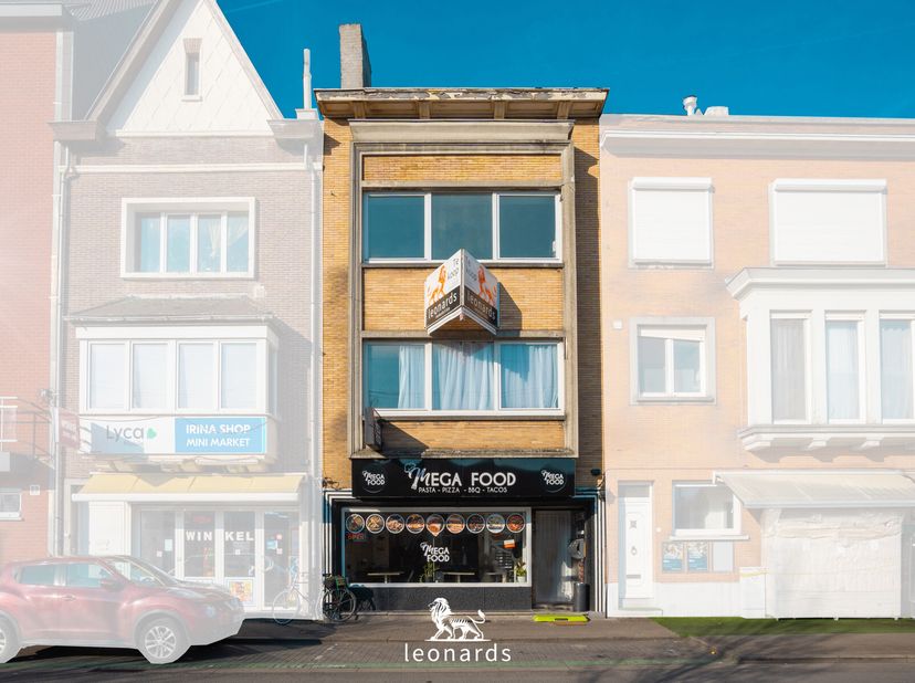 Deze opbrengsteigendom in het centrum van Kortrijk omvat een horecazaak en twee appartementen, ideaal voor investeerders, met netto rendement 7.2%Hore