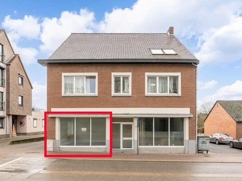 Kantoorruimte gelegen langs de Centrumstraat in Opglabbeek. De ruimte heeft een oppervlakte van 30m² en beschikt tevens over een apart toilet. Aan de