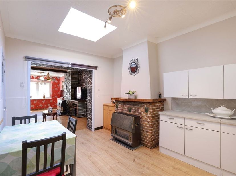 Charmante te renoveren rijwoning met vier slaapkamers nabij stadscentrum van Tongeren&lt;br /&gt;
Omgeving:&lt;br /&gt;
+ Op wandelafstand van het centrum &lt;br /&gt;
