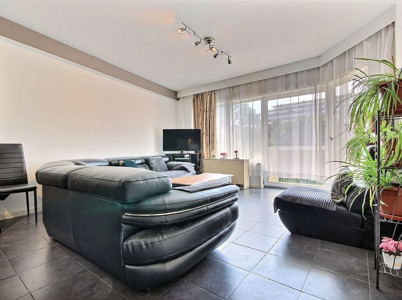 VENDU - VENDU - VENDU - Quartier Machtens, au sein d&#039;un bel immeuble bien géré, agréable appartement 2 chambres de 97 m² en excellent état : hall d’en