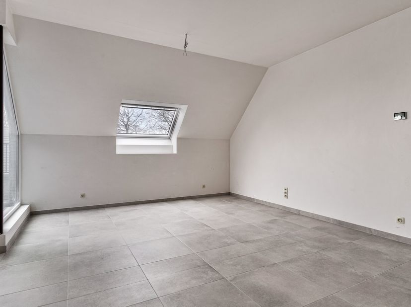 Dit lichtrijk nieuwbouwappartement is gelegen in residentie Rembrandt op centrale ligging in Wielsbeke. Het afgewerkt appartement geniet van 2 kamers,