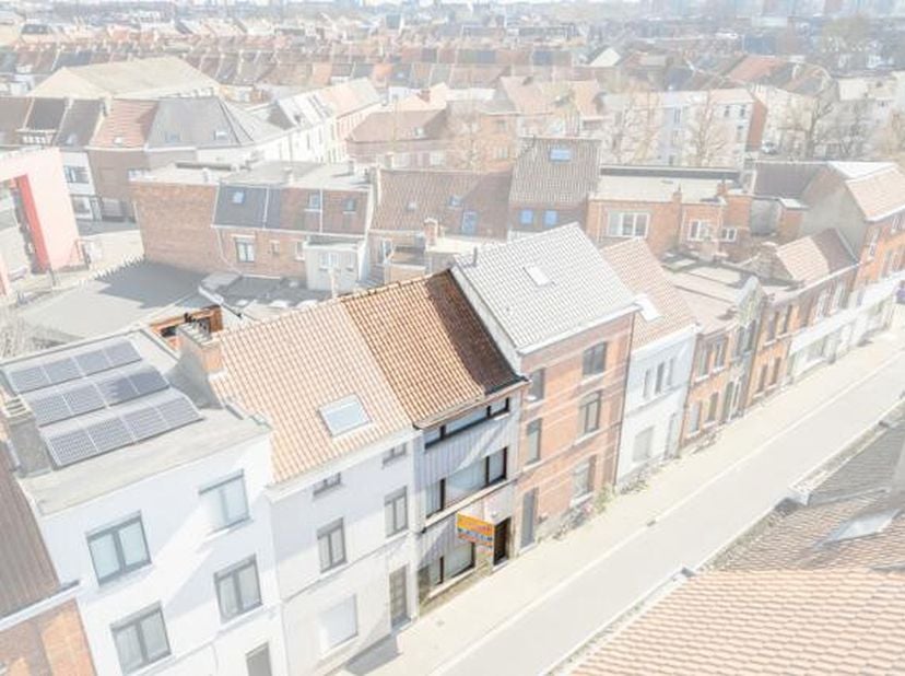 Welkom in de Slinke Molenstraat, een verborgen parel dichtbij het hart van de stad. Hier, in een rustige en sfeervolle woonbuurt, bevindt zich het nos