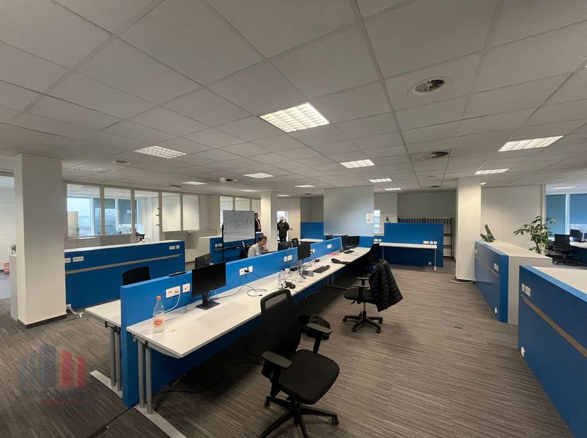 A une minute de l&#039;autoroute R4, nous proposons à la location 435 m² de bureaux meublés et clés en main.&lt;br /&gt;
&lt;br /&gt;
Ces bureaux modernes et fonctionn