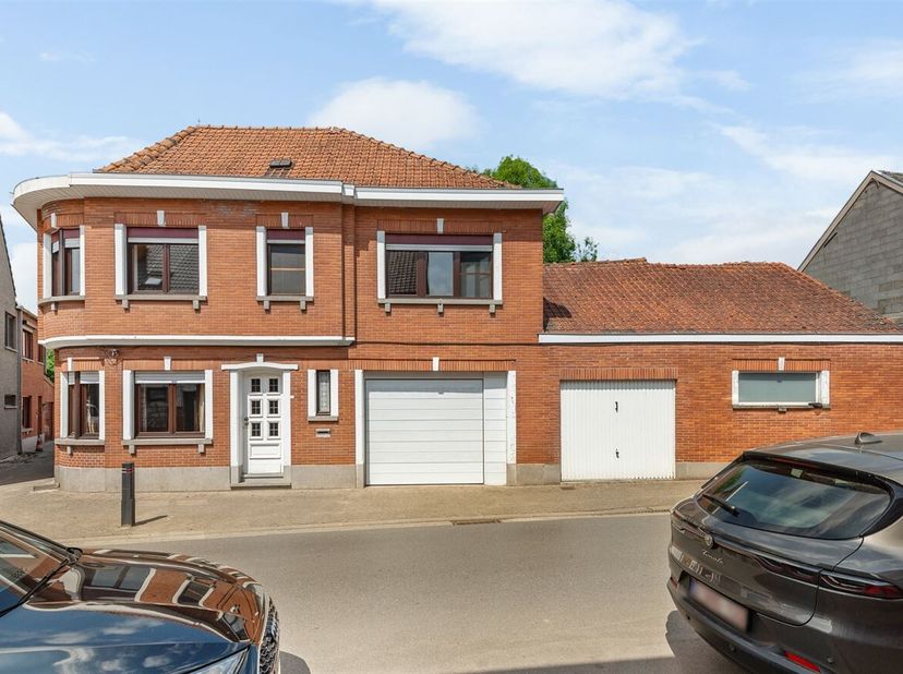 Ruime en karaktervolle woning met bouwpotentieel in hartje Dendermonde!&lt;br /&gt;
Deze instapklare woning biedt 216 m² bewoonbare oppervlakte en een aansl