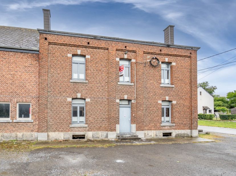Lagence ERA BLUX à le plaisir de vous présenter cette maison à rénover.Idéalement située dans le village de Waillet, dans la Commune paisible de Somme