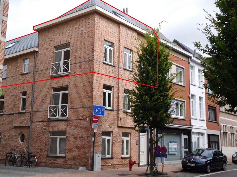 Duplex appartement met 2 slaapkamers in hartje Lier &lt;br /&gt;
Ligging: Het appartement is centraal gelegen in hartje Lier op wandelafstand van het centru