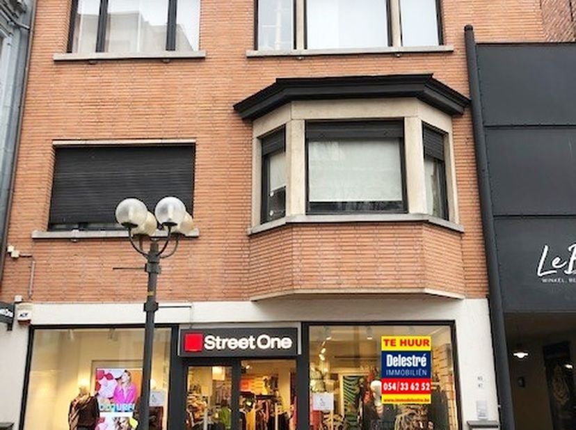 Goed gelegen commercieel gelijkvloers met een opp. van ca. 107 m² + kelder, in de gekende Gasthuisstraat in het centrum van Turnhout. &lt;br /&gt;
Véél pass