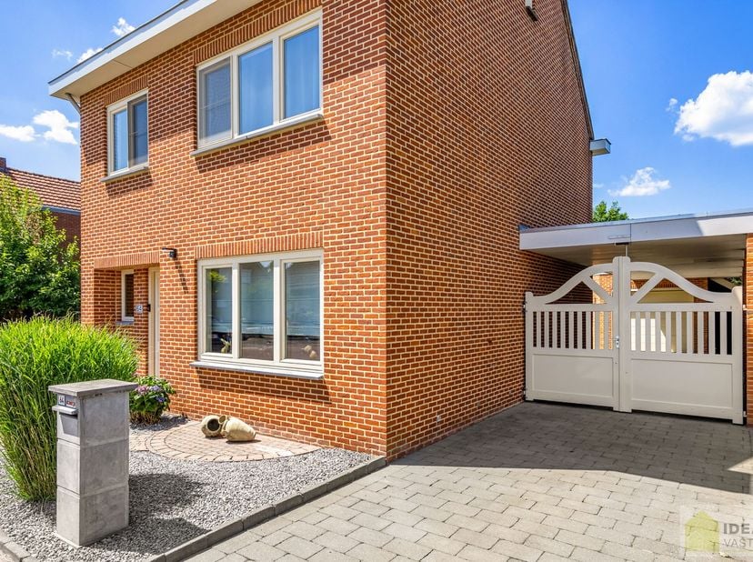 KNAPPE EN INSTAPKLARE WONING MET EEN LICHTRIJKE OPEN LEEFRUIMTE, 3 SLAAPKAMERS, AFGEWERKTE ZOLDERVERDIEPING (TE GEBRUIKEN ALS 4e SLAAPKAMER) EEN RUIME