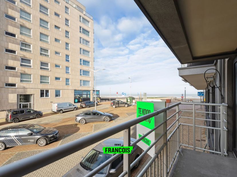 Cet appartement charmant, situé dans la Van Gansberghehelling, une large rue latérale de la digue, vous offre le meilleur de la vie côtière : tranquil