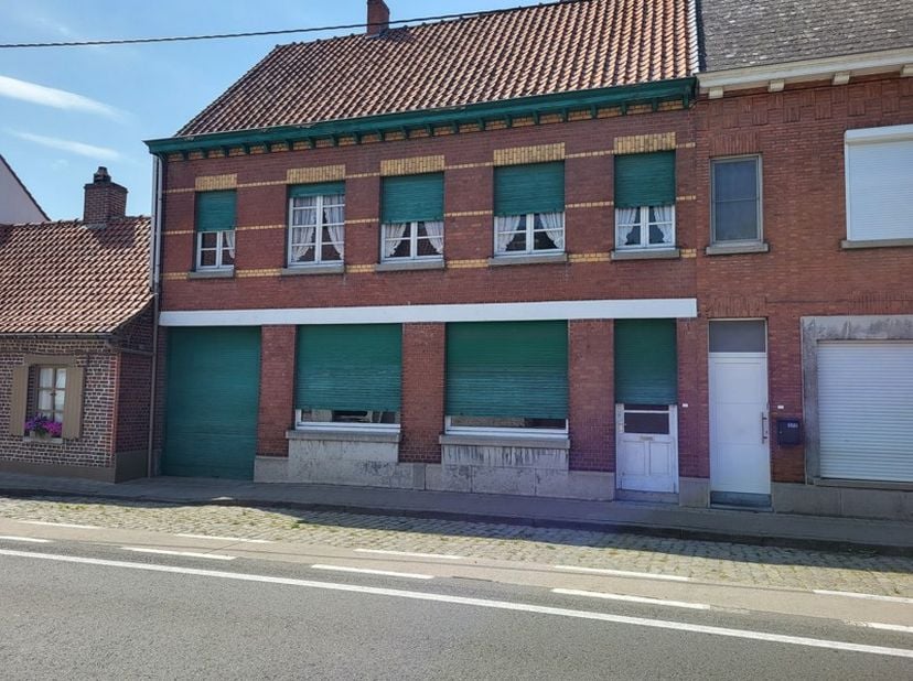 In het hart van een rustig dorp, op slechts twee kilometer van het centrum van Avelgem, bevindt zich deze charmante woning boordevol potentieel.&lt;br /&gt;