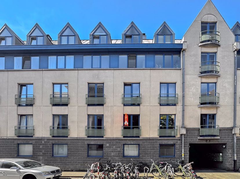 Instapklare studio gelegen op de eerste verdieping aan de voorkant van het gebouw. &lt;br /&gt;
De studio beschikt over een bureau/slaapruimte met eigen bad