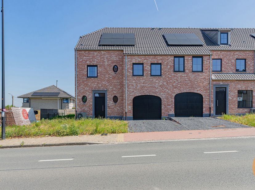 ZWALM - Deze prachtige nieuwbouwwoning in mooie pastorijstijl zal u in al zijn opzichten kunnen bekoren. Deze woning die werd gezet met zeer kwalitati