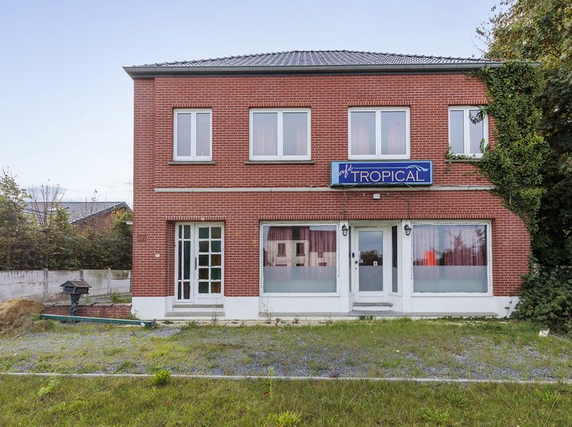 Op de Provinciebaan 1 te Bekkevoort treffen dit pand met handelszaak aan. De woning heeft een afzonderlijke privé ingang. Achter de handelszaak bevind