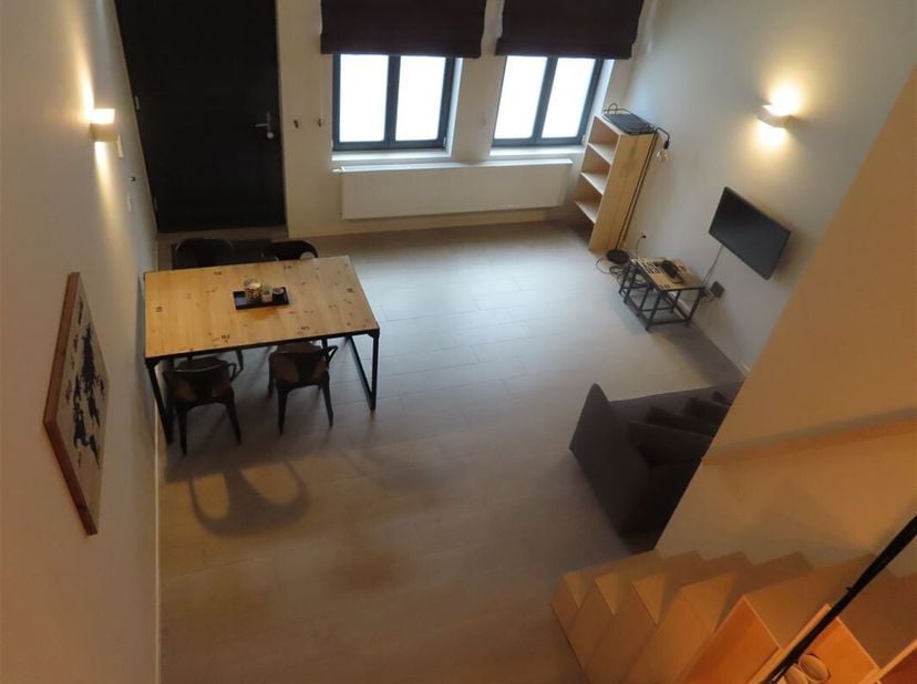 Perfecte studentenkamer/-studio met slaaphoek op mezzanine niveau, eigen badkamer én eigen kitchenette!  De studentenkamer is gelegen op het gelijkvlo
