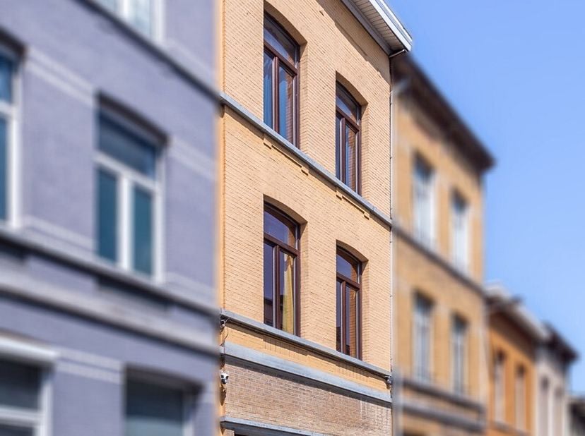 Zeer ruime bel-etagewoning met 4 tot 5 slaapkamers en 3 badkamers in een rustige, doodlopende straat in Antwerpen.&lt;br /&gt;
Perfect geschikt voor gezinne