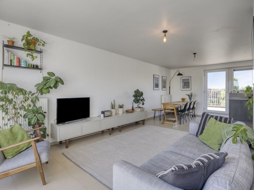Penthouse (87m²) gelegen op de 5de verdieping van een kleinschalig gebouw te Jette. Dit lichtrijke appartement beschikt over twee ruime slaapkamers (1