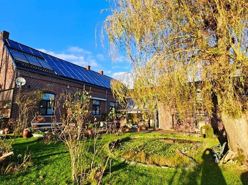 Deze prachtige gerestaureerde hoeve combineert het beste van 2 werelden. &lt;br /&gt;
Authentieke architecturale kenmerken ontmoeten er luxe en hedendaags c