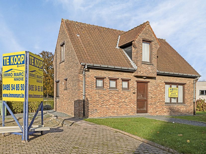 PRIJS BESPREEKBAAR &lt;br /&gt;
Te Meerbeke, nabij belangrijke verbindingswegen richting Brussel/Aalst/Halle, op een steenworp van  groot warenhuis Aldi, sc