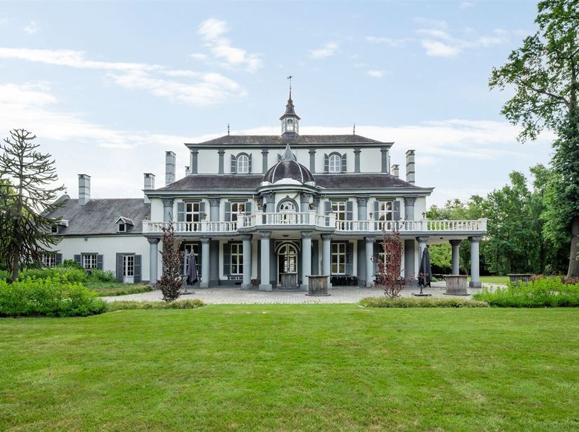 Neoclassicistisch kasteeldomein in Hasselt!&lt;br /&gt;
Ligging: Dit pareltje is uiterst gunstig gelegen in het rustige Rapertingen. Deze locatie combineert