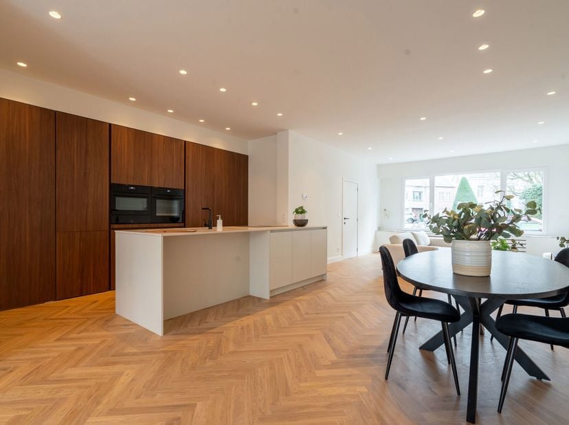 Uitzonderlijk ruim en recent (2025) gerenoveerd gelijkvloers appartement met private tuin en uniek uitzicht.&lt;br /&gt;
Dit op één van de toplocaties van H
