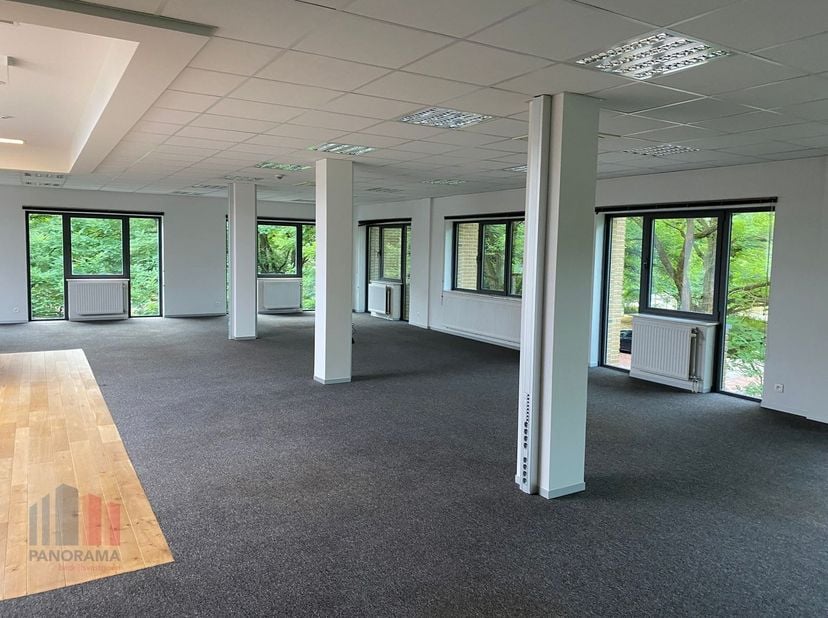 Deze uitstekend gelegen kantoorruimte van 418 m² is te huur aan de drukke Pontbeeklaan (N9) in Zellik. De locatie biedt uitstekende zichtbaarheid en i