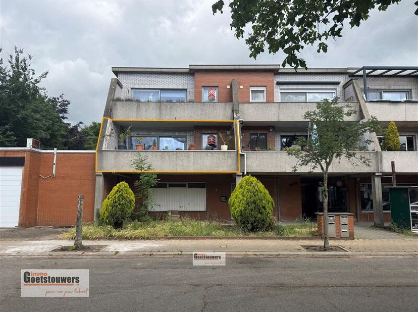 Ruim hoekappartement met 2 slaapkamers, 2 ruime terrassen en garagebox gelegen in een rustige woonwijk nabij het centrum van Hoevenen, winkels, schole