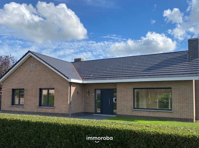 Deze woning is gelegen in een rustige woonwijk te Zulte doch vlakbij de invalswegen.&lt;br /&gt;
De open bebouwing bestaat uit: ruime oprit met aansluitend