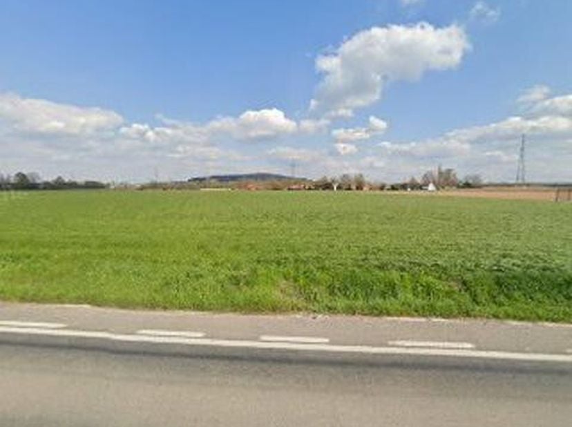 Landelijk gelegen bouwgrond met prachtig verzicht.  Gelegen op enkele passen van alle mogelijke faciliteiten.  totale oppervlakte 12a06ca breedte aan
