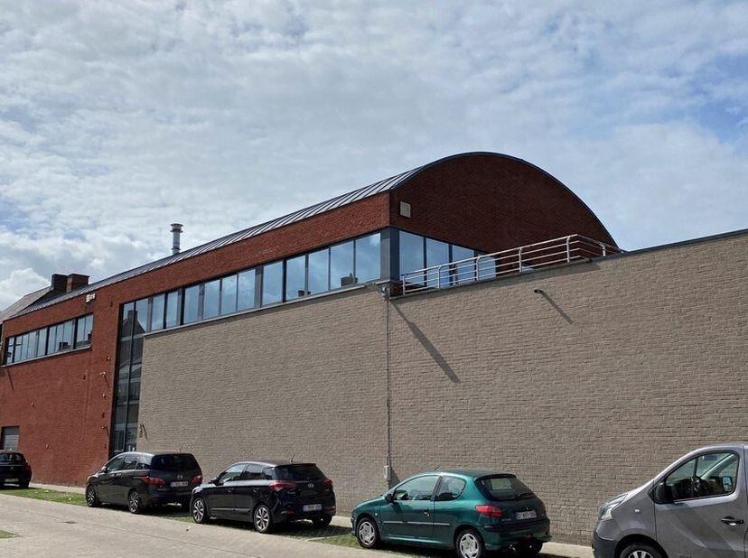 322m² instapklaar kantoor met 18m² berging en mooi dakterras&lt;br /&gt;
Ligging: vlakbij N416 en N417 met vlotte verbinding naar N9 en E40&lt;br /&gt;
Specificat