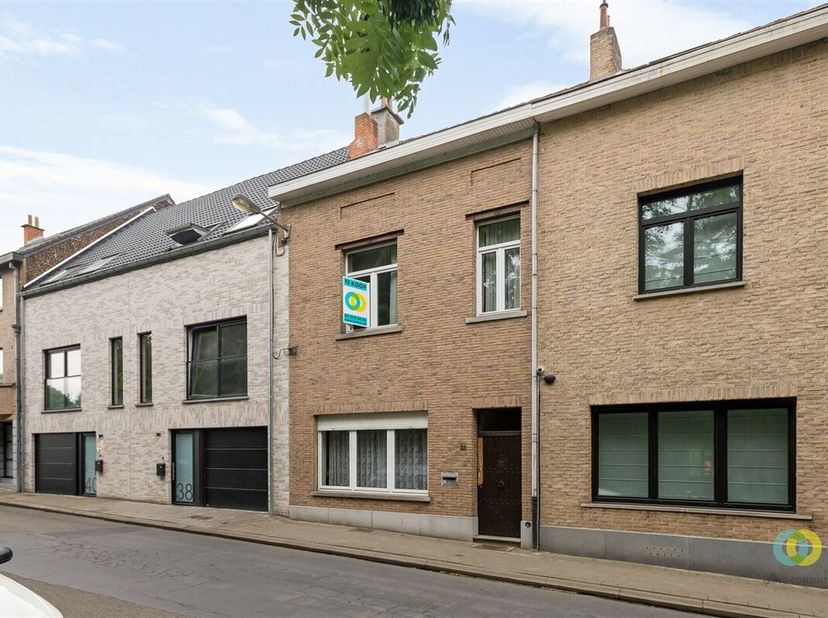 Op een unieke ligging, vlak aan het gemeentelijk park van Diegem, bevindt zich dit karaktervolle herenhuis met tal van troeven. De woning geniet van e
