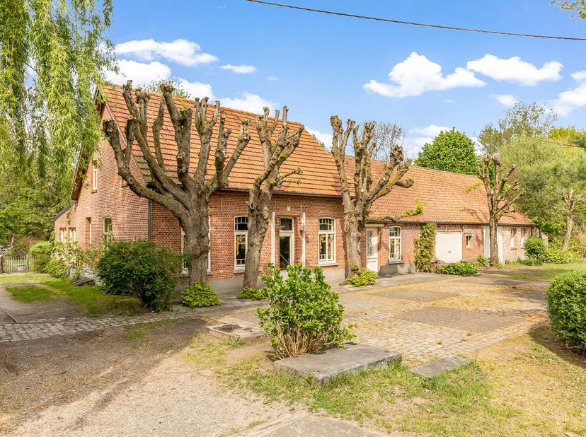 Uniek pand  gelegen op een perceel van maar liefst 17.810 m².Wilt u wonen in een oase van rust? Eindeloze zichten in het midden van de natuur? Dan is