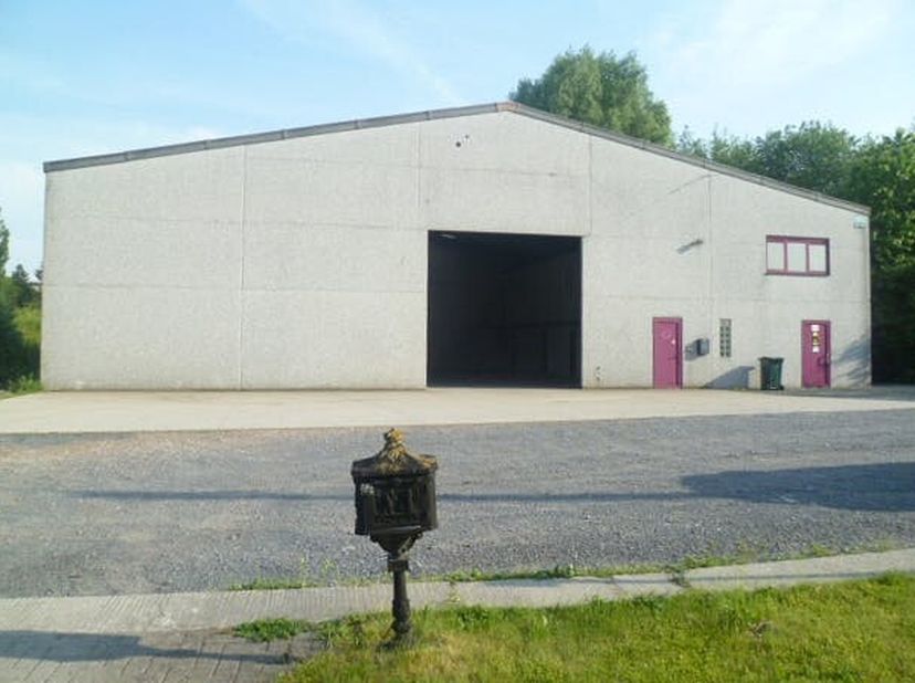 Dit magazijn te huur bevindt zich in Borrekens, dichtbij de N48 (Ninovestraat) te Ronse. Het industriegebouw is bedoeld voor opslag, en kan gehuurd wo