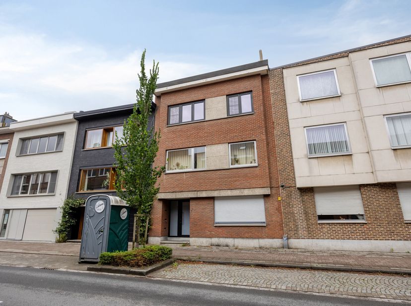 Welkom in dit prachtig vernieuwde appartement op de tweede verdieping, gelegen op een toplocatie nabij het &quot;de Becker Remyplein&quot;. Hier geniet je niet