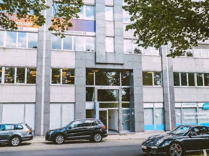 Het kantoorgebouw is gelegen langsheen de Uitbreidingstraat en is vlot bereikbaar met auto en het openbaar vervoer. De kantoren bevinden zich op een b
