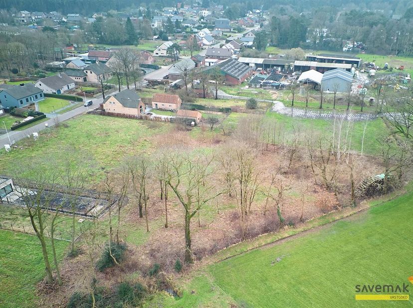 Prachtig stukje bouwgrond van 24 meter straatbreedte met achterliggende landbouwgrond en bos.&lt;br /&gt;
Gelegen in een rustige straat vlakbij bos en groen