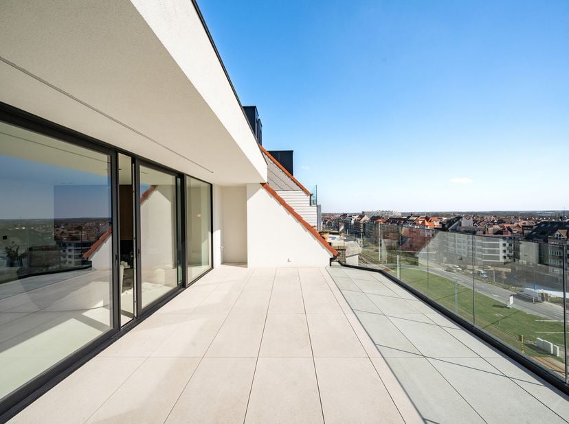 Dit luxueuze duplexappartement biedt een ongeëvenaarde woonervaring, met een overvloed aan natuurlijk licht en een panoramisch uitzicht op het hinterl