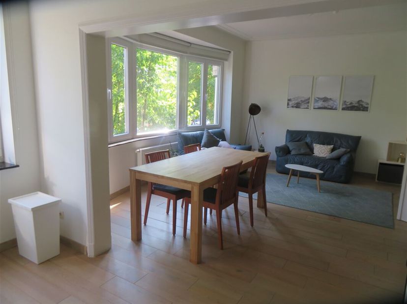 Appartement confortable et meublé de 2 chambres situé dans le quartier résidentiel des expositions d&#039;Anvers.  L&#039;appartement est situé au 1er étage d&#039;u