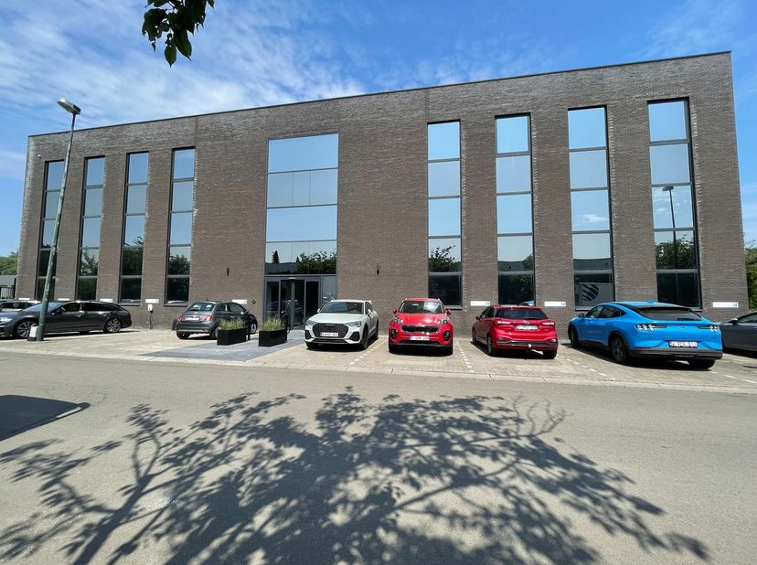 Fenomenaal gelegen kantoren / polyvalente ruimte (showroom) met een oppervlakte van 824 m² te koop op amper 250 m van de R0 exit 7 Grimbergen en op wa
