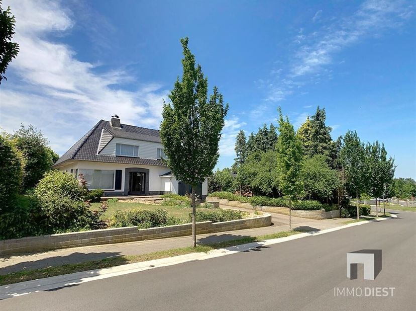Welkom in deze charmante witte villa in het hart van Tessenderlo, een perfecte plek voor gezinnen die op zoek zijn naar ruimte en comfort. Met een bew
