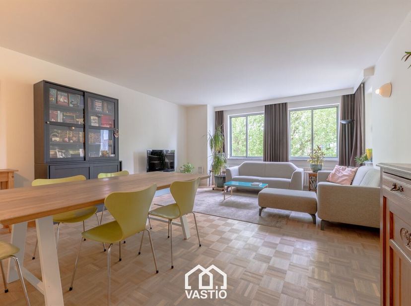 Dans une rue calme du quartier recherché de Coupure-Bijloke, nous vous proposons cet appartement bien entretenu d&#039;une surface habitable d&#039;environ 100