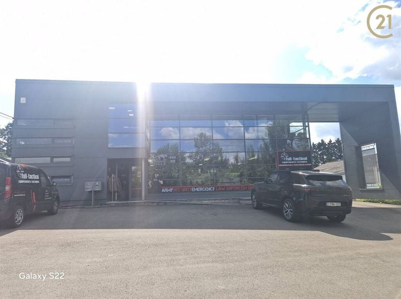 Dans le zoning industriel de Naninne, bel entrepôt de 350m² libre immédiatement à louer. Porte sectionnelle, parking.&lt;br /&gt;
Un emplacement idéal, proc