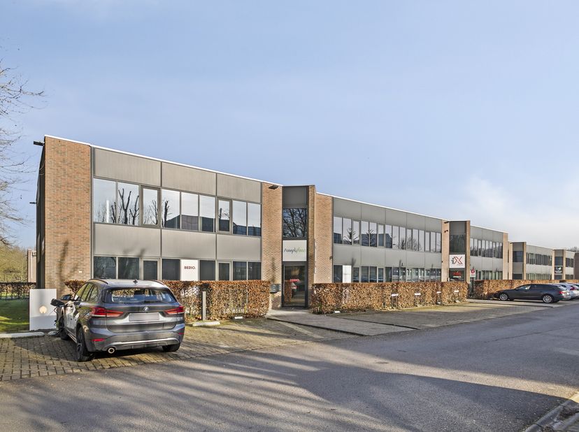 Bent u op zoek naar een praktisch en strategisch gelegen kantoorruimte? Dit kantoor van ca. 430 m² biedt alle faciliteiten voor een comfortabele en ef