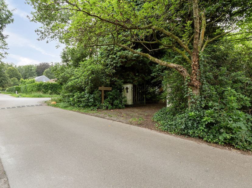 Gelegen in de groene bossen, vlakbij het kasteel en park &quot;Hallehof&quot;.&lt;br /&gt;
Residentiële wijk met goede verbindingen naar Schilde / Zoersel / Antwerpen