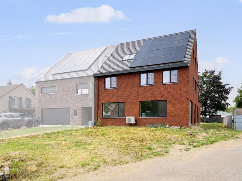Deze half open bebouwing heeft maar liefst een bewoonbare oppervlakte van ca 380m2 (met zolder bij). In 2024 werd deze woning opgetrokken met aandacht