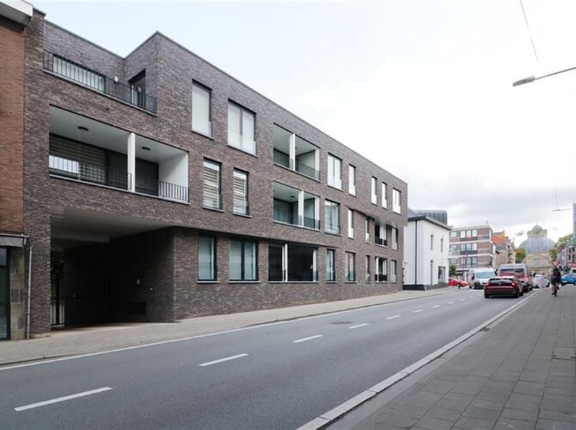 Aangenaam appartement met twee slaapkamers en terras in een recente residentie op toplocatie in het centrum van Scherpenheuvel. Het appartement is gel
