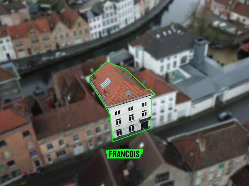 Bent u op zoek naar een unieke investering in het hart van Brugge? Deze ruwbouw, gelegen in de Molenmeers, biedt een uitstekende kans voor investeerde