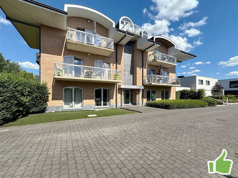 À vendre à Dottignies, dans le quartier recherché de la Cabocherie, découvrez cet appartement de plain-pied idéalement situé dans une impasse offrant