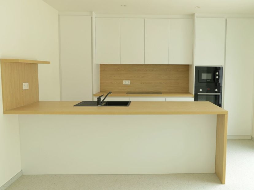 Deze volledig gerenoveerde penthouse van maar liefst 178 m² combineert luxueuze afwerking met uitzonderlijk wooncomfort. Met twee riante slaapkamers,
