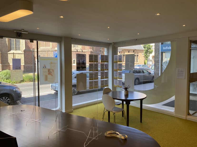 Cet espace de bureau d&#039;environ 135 m² est disponible à la location dans le centre de Roeselare, à 100 m de la Grote Markt. &lt;br /&gt;
Espace de plain-pied